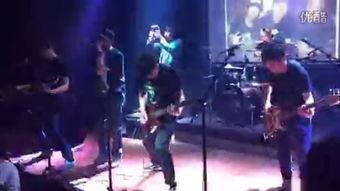 乐队表演视频,激情四溢!乐队现场表演燃爆全场