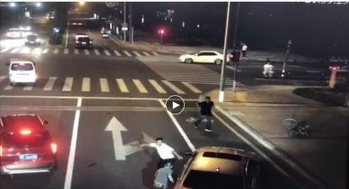 当街砍人视频,一男子当街挥刀砍人,现场画面令人胆寒