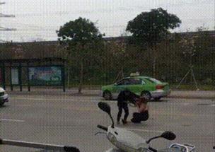 当街砍人视频,一男子当街挥刀砍人,现场画面令人胆寒